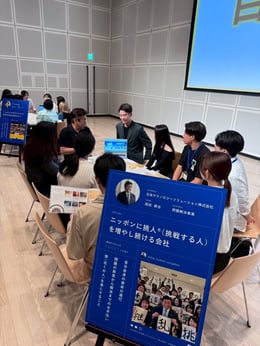 はたらく人の展示会_話しているところ